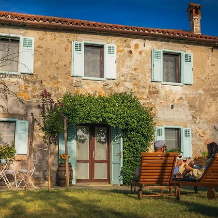 Istrian Embrace - Carla Istrska Hisa *