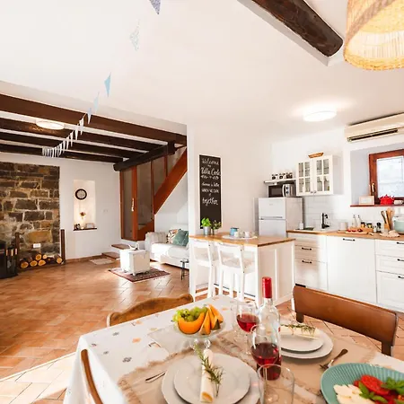 Istrian Embrace - Carla Istrska Hisa Koper