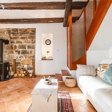 Istrian Embrace - Carla Istrska Hisa