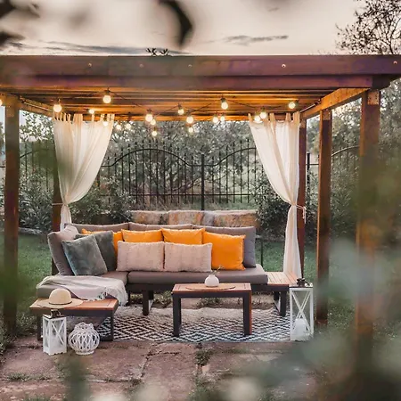 Istrian Embrace - Carla Istrska Hisa *