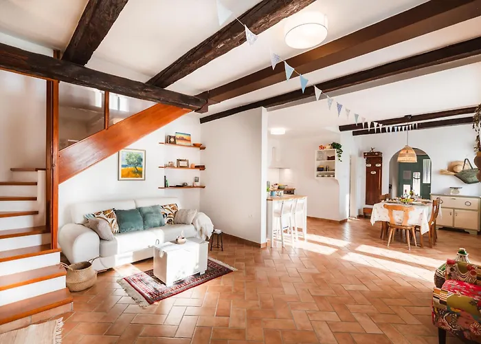 Istrian Embrace - Carla Istrska Hisa