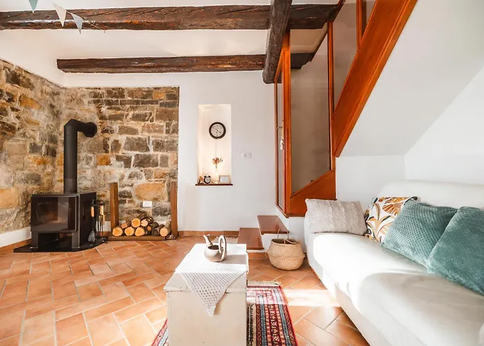 Istrian Embrace - Carla Istrska Hisa