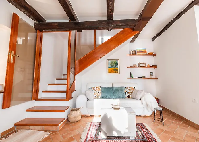 Istrian Embrace - Carla Istrska Hisa