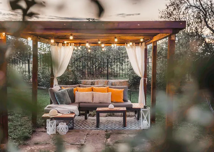 Istrian Embrace - Carla Istrska Hisa *